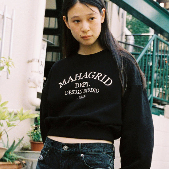 Mahagrid ARCH DEPT CROP SWEATSHIRT [BLACK]