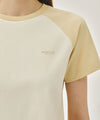Marithé François Girbaud W SMALL REGULAR LOGO RAGLAN CROP TEE butter