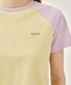 Marithé François Girbaud W SMALL REGULAR LOGO RAGLAN CROP TEE butter