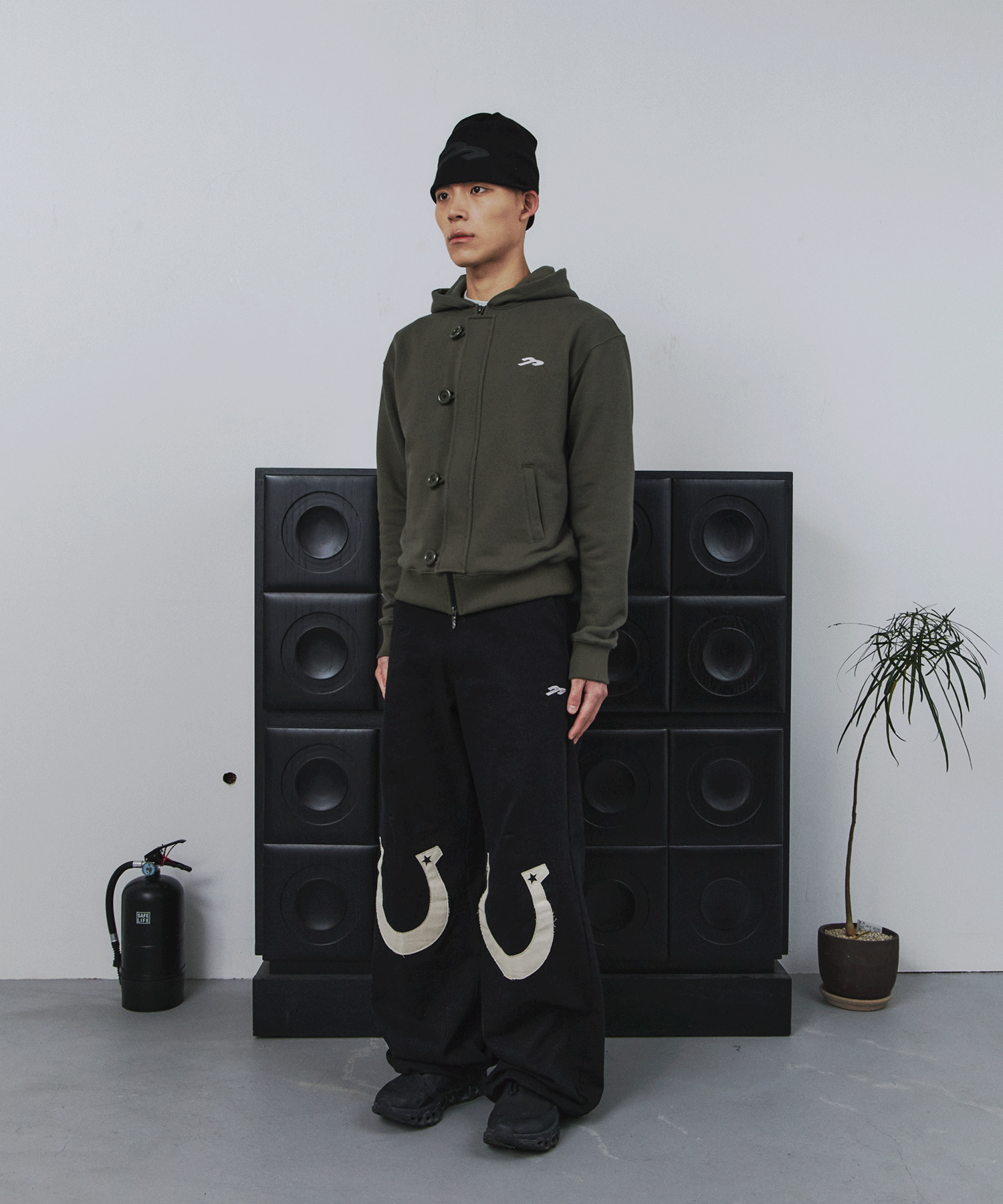 Tansanmagnesium (5/8 Pre-Order) Horseshoe Appliqué Pants (Black)