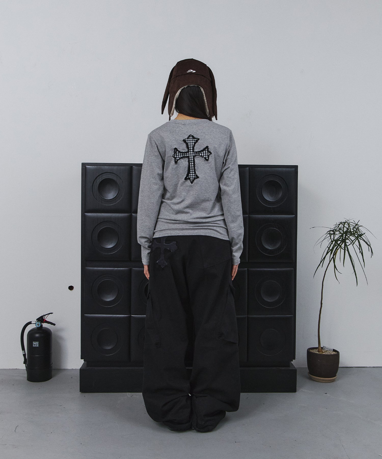 Tansanmagnesium Cross Appliqué Long Sleeve